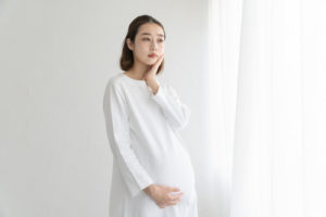 悩む妊婦